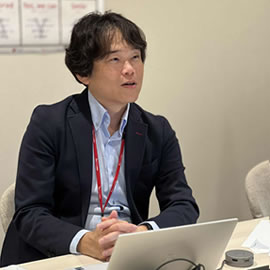 情報システム部玉山様